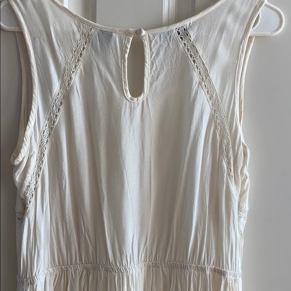 Gorgeous Flowy Dress with hints of lace - Picture 9 of 11